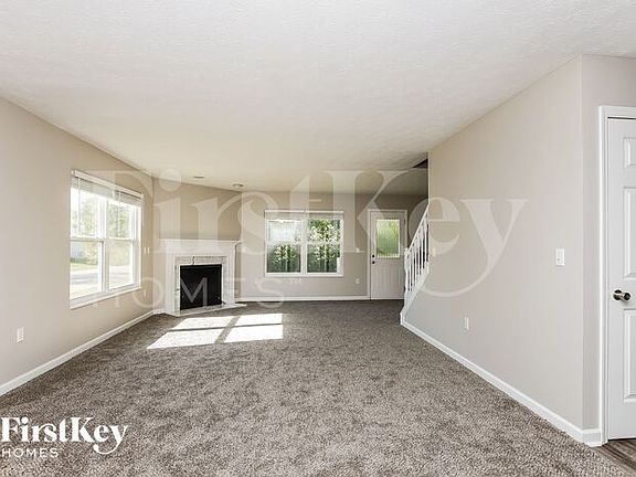 3rd image of 923 Marcia Dr