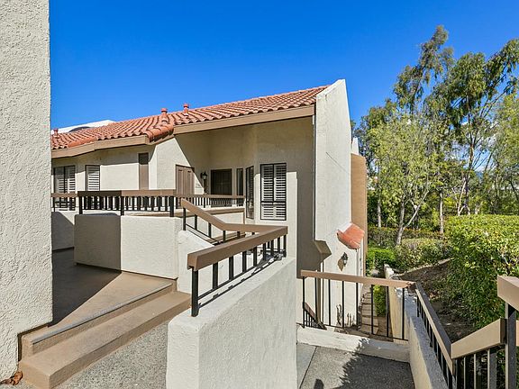 Corner unit with separate entry