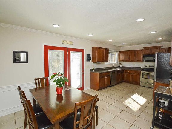 4th image of 942 Smiley Ave