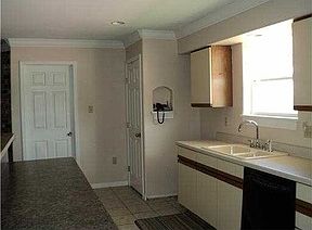 5th image of 2212 Creely Dr