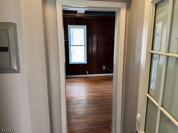3rd image of 296 Woodside Ave