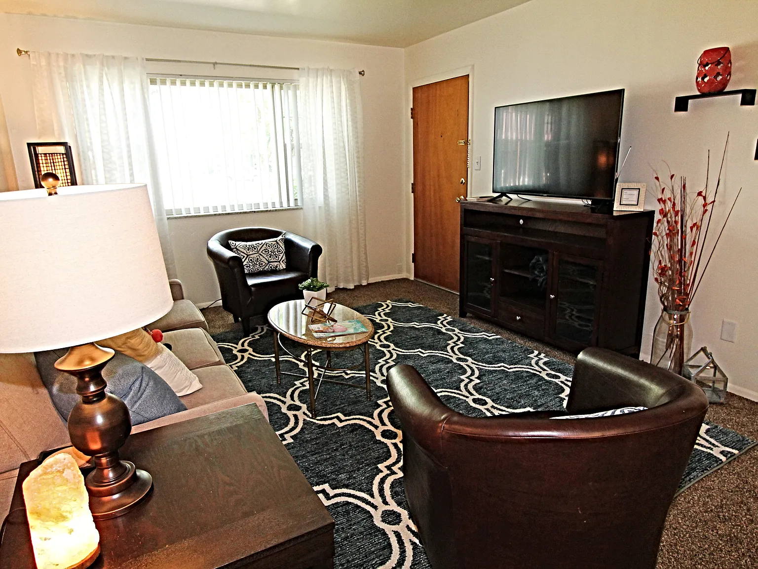 2 bed, 900 sqft, $1,050 — Photo 2