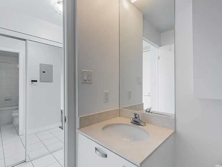 38 Grenville St #2405 — Photo 31
