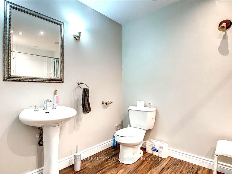 1098 Farnsborough Cres — Photo 8