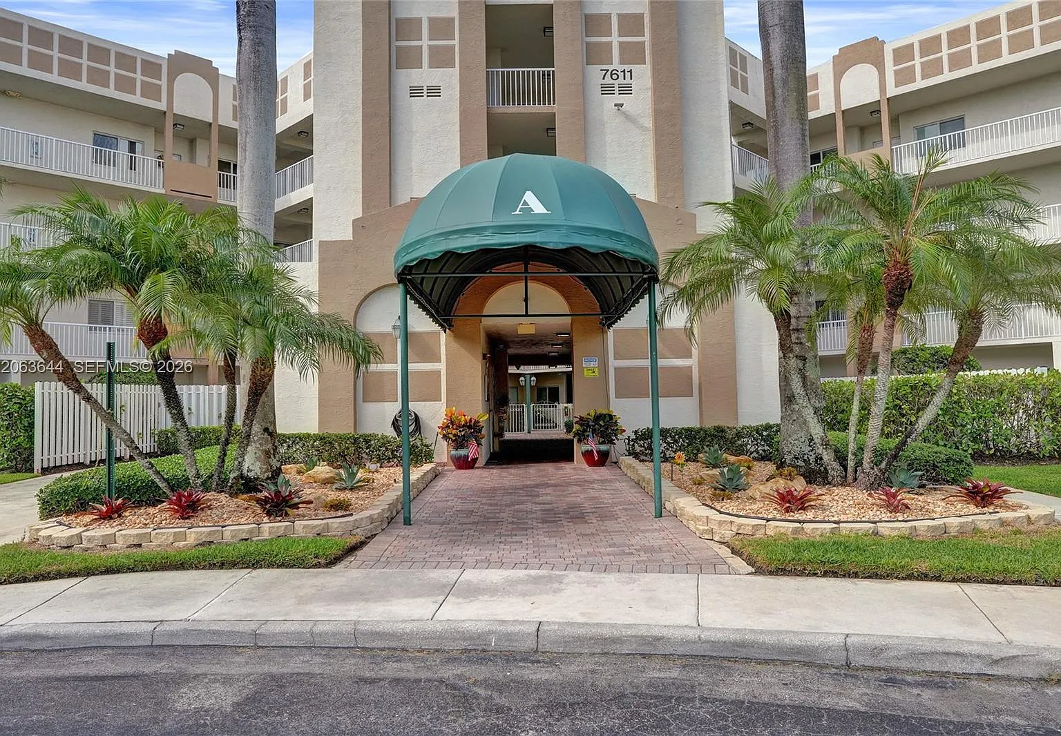 Southampton Condominium — Photo 1
