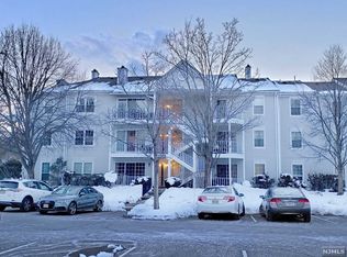 202 Larch Ln, Mahwah, NJ 07430