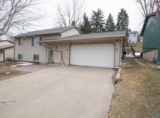 2013 E Tracy Ln, Sioux Falls, SD 57103