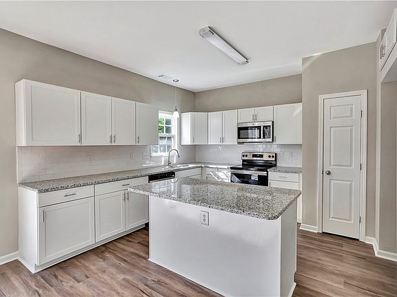 5th image of 309 Blue Heron Cir