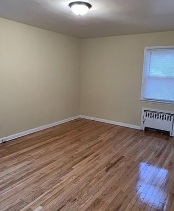 5th image of 559 Norwood St
