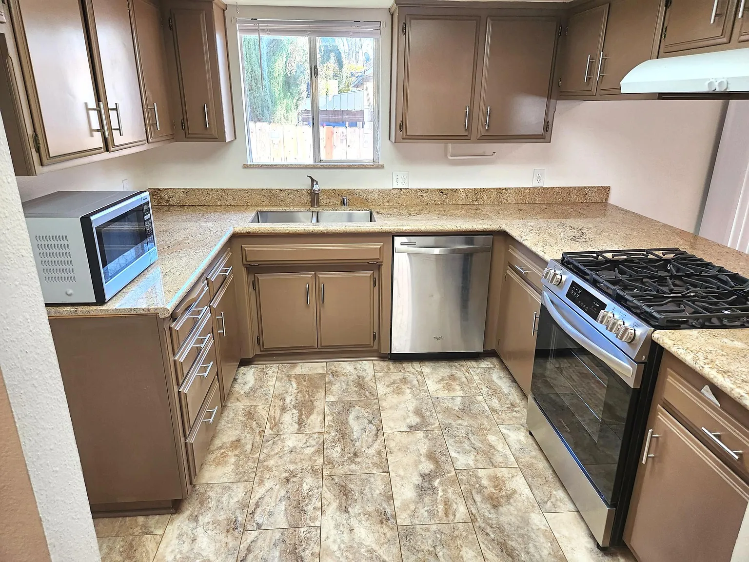 2 bed, 1.5 bath, 950 sqft, $2,250 — Photo 4