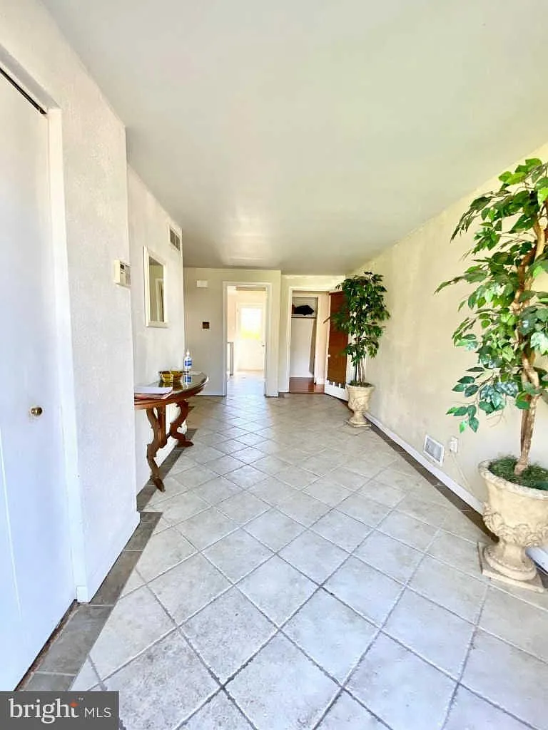 5 bed, 2.5 bath, 2896 sqft, $3,500 — Photo 4