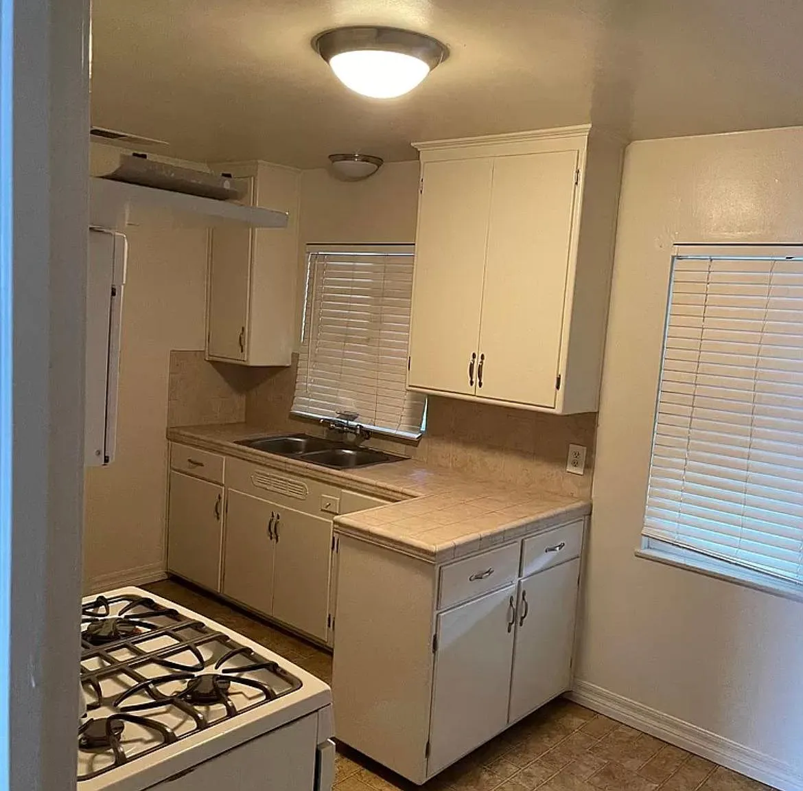2 bed, 1200 sqft, $2,050 — Photo 2