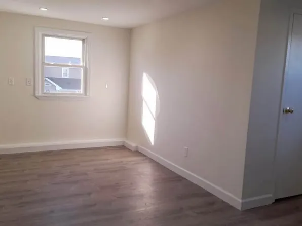 310 W 13th St, Deer Park, NY 11729