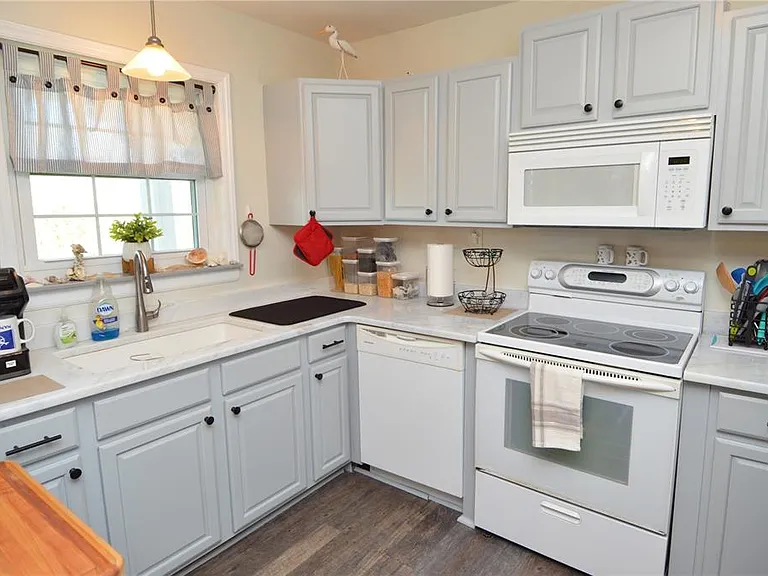 121 Seahorse Dr SE #C — Photo 11