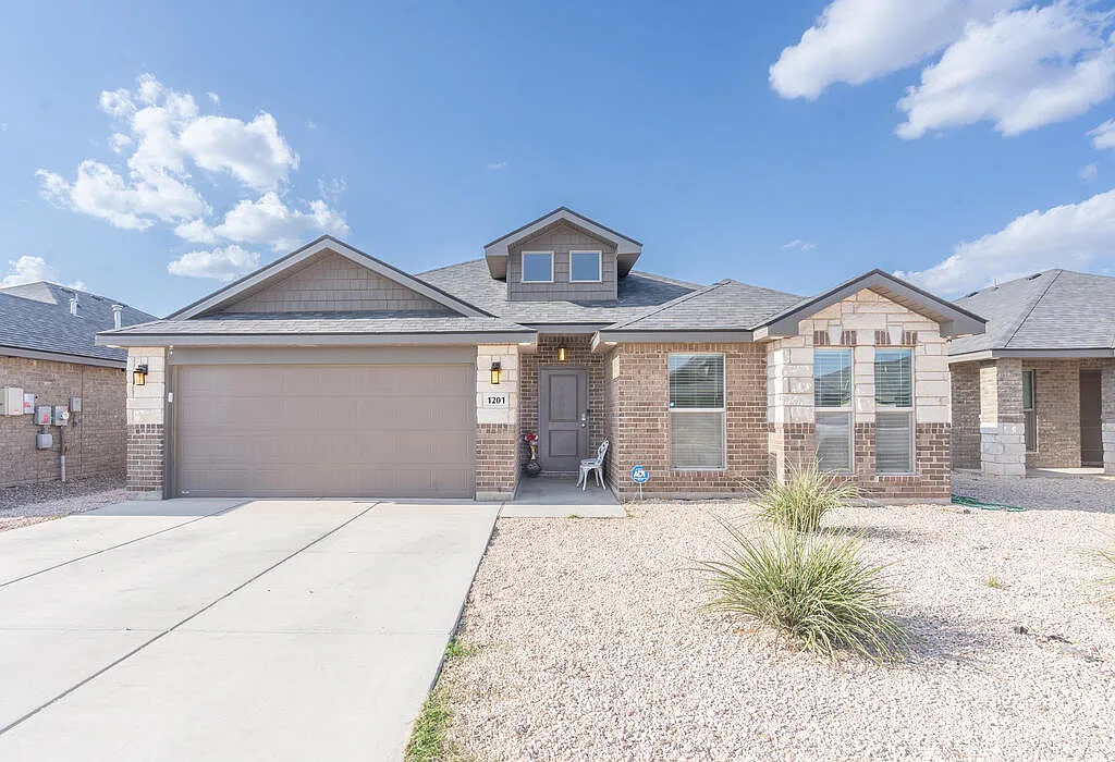 4 bed, 2.0 bath, 2051 sqft, $2,900 — Photo 1