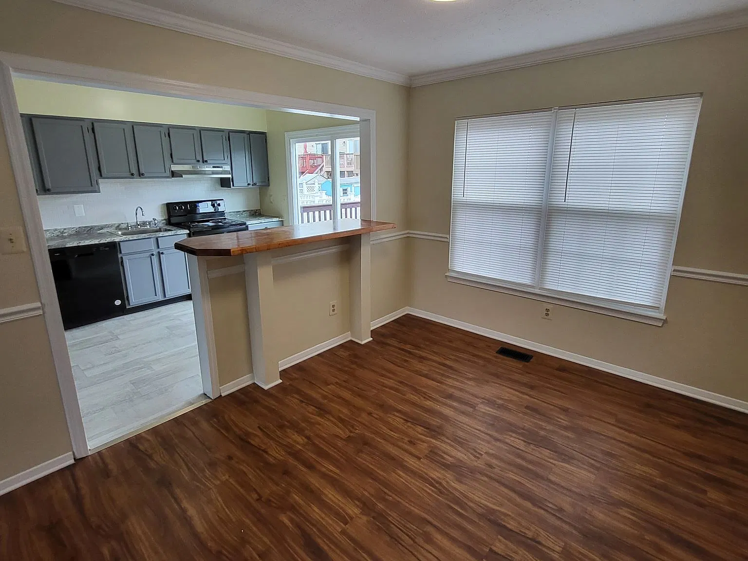 3 bed, 2.5 bath, 2250 sqft, $2,285 — Photo 3