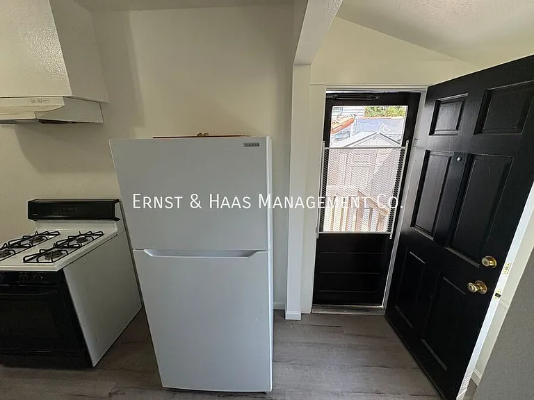 926 Newport Ave — Photo 16