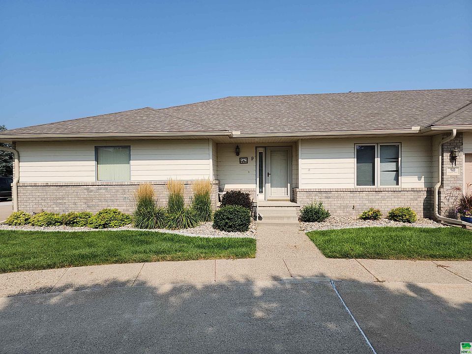 1st image of 9 Crystal View Ct