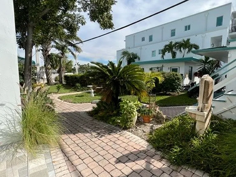 4246&4300 Seagrape Dr #4249-4301 — Photo 4