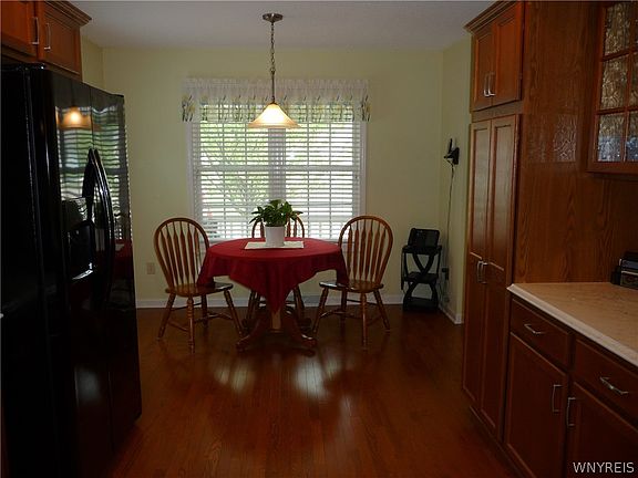 5th image of 129 Blossom Wood Ln