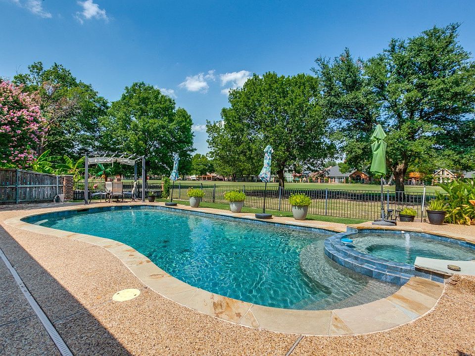 1st image of 2925 Oak Springs Dr
