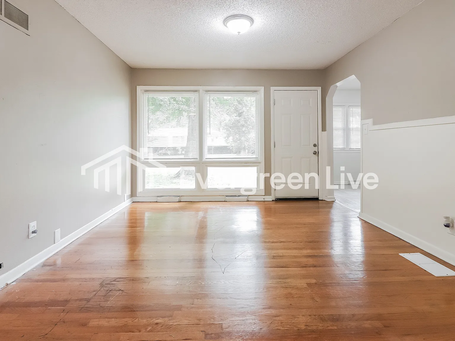 3 bed, 2.0 bath, 1390 sqft, $1,595 — Photo 3
