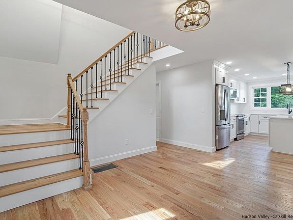 4th image of 12 Hudson Bluff