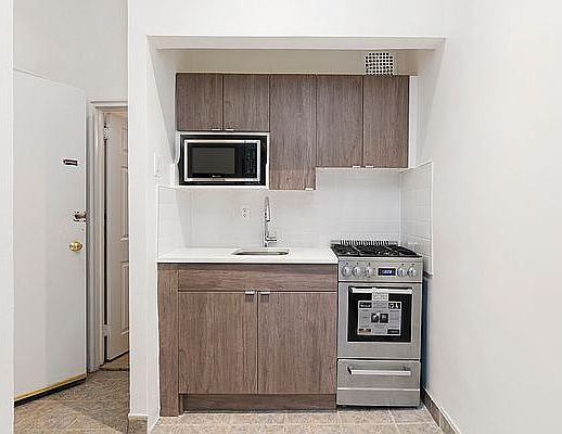 3rd image of 340 W 48th St #2B