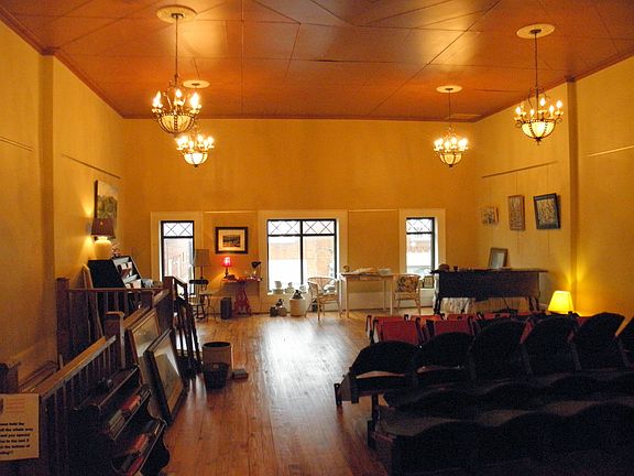4th image of 8 E Main St