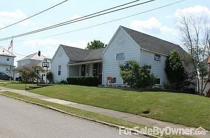 Downstairs Family Room
						:
						Spacious room, has gas fireplace.