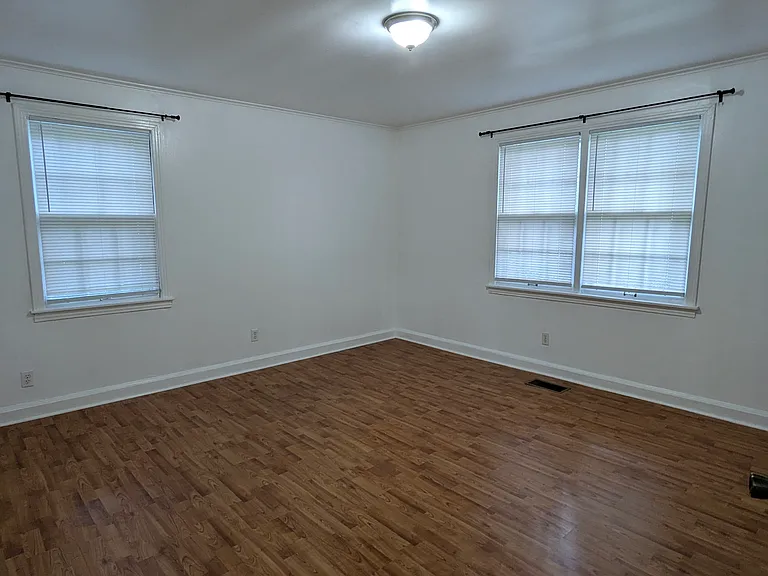 540 N Park St — Photo 4