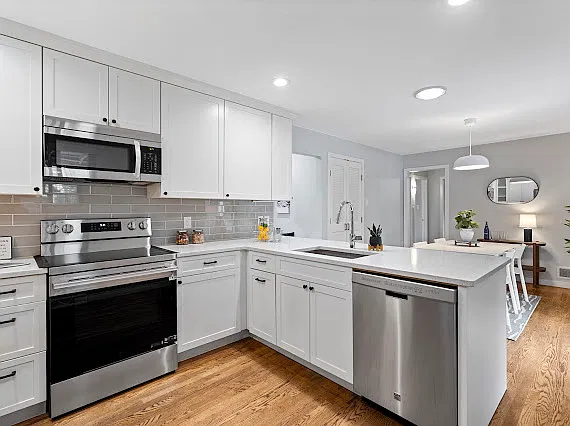 5 bed, 2400 sqft, $3,500 — Photo 4