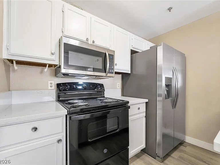 1381 E University Ave #204 — Photo 6