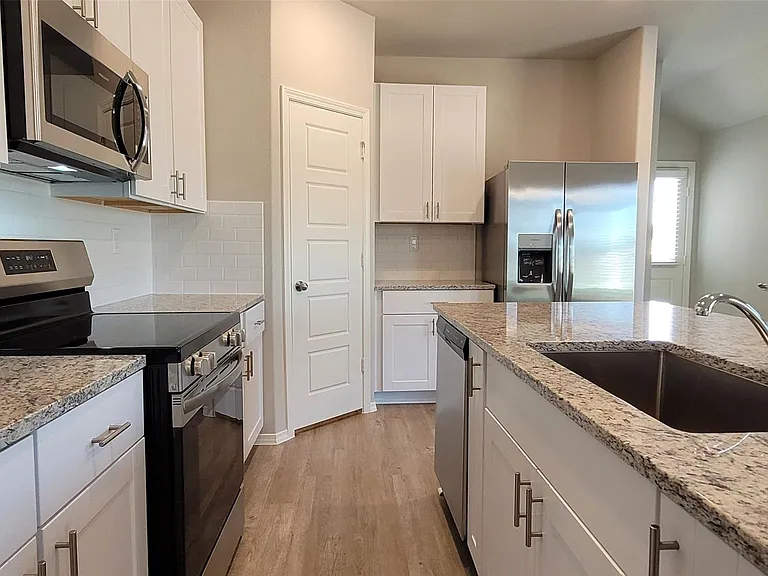 526 Dalloway St — Photo 13