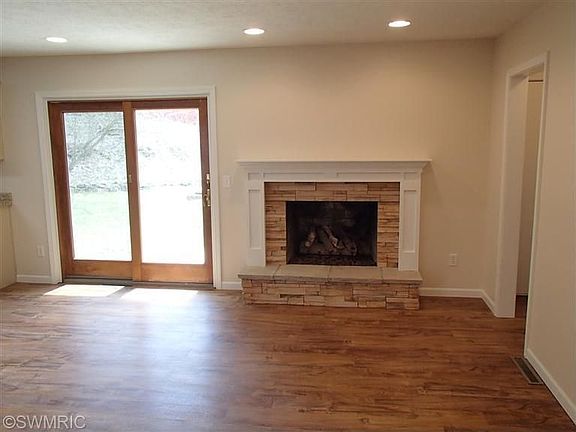 5th image of 410 Arcadia Blvd
