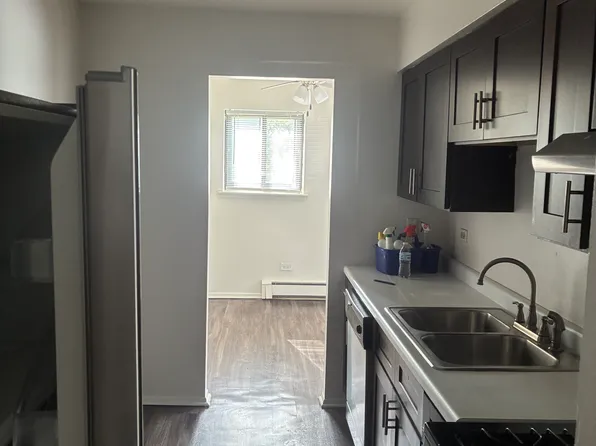 125 Surrey Dr APT 201, Glen Ellyn, IL 60137