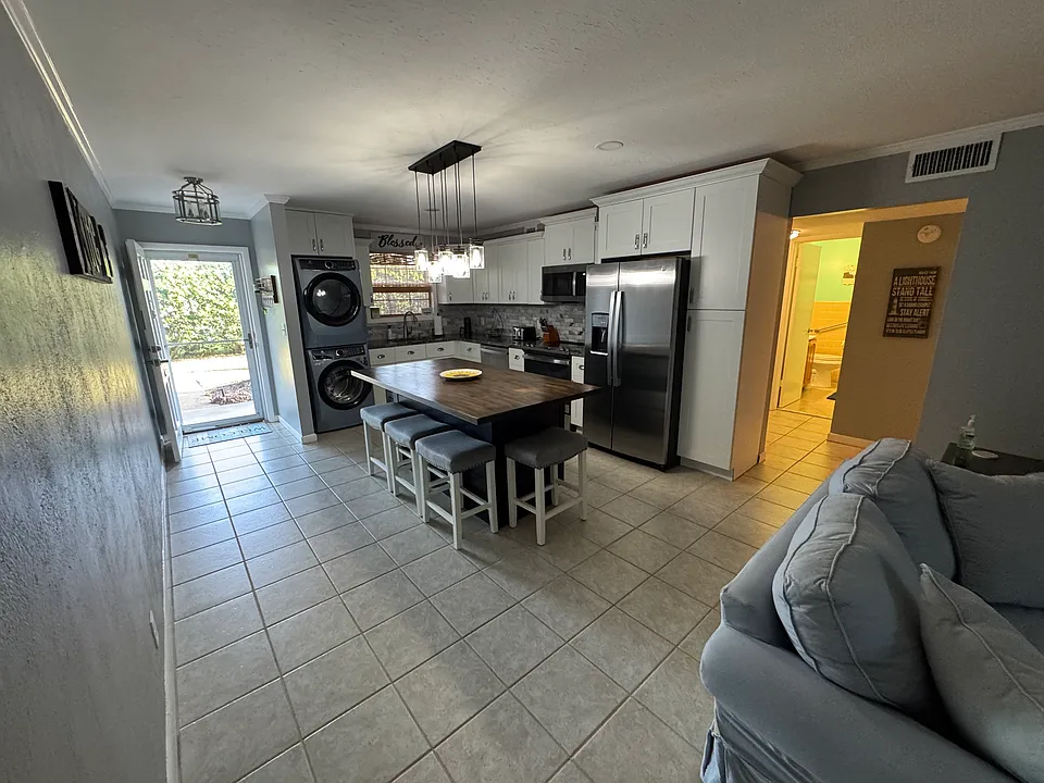 22 Comares Ave #2B
