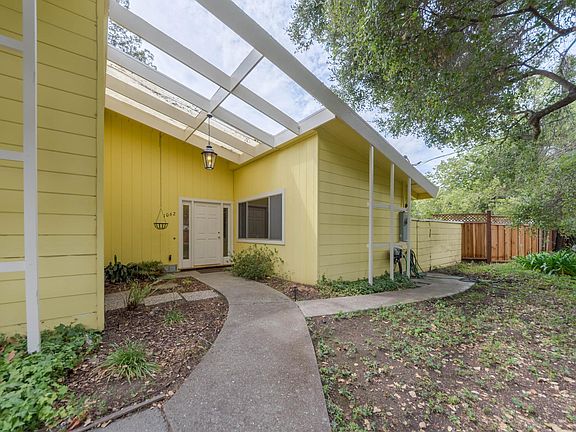 3rd image of 1062 Los Robles Ave