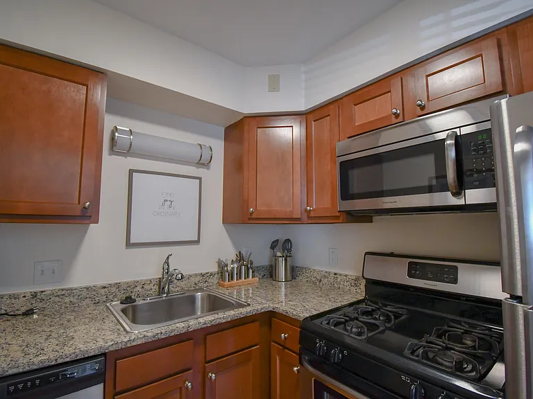 751 Chamberlain Pl — Photo 5
