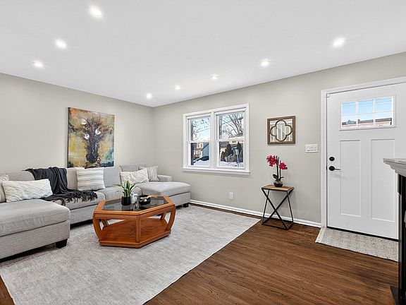 3rd image of 5 Lois Ave
