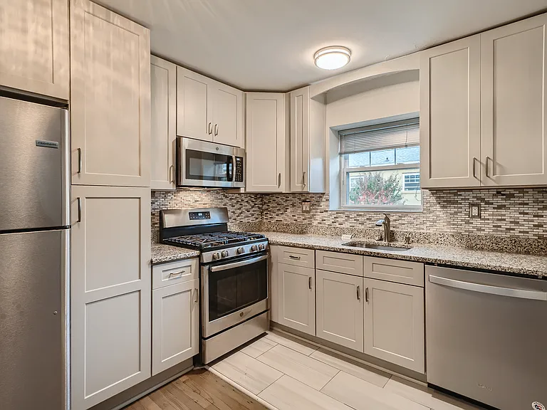 1042 Saint Charles Ave NE #5 — Photo 4