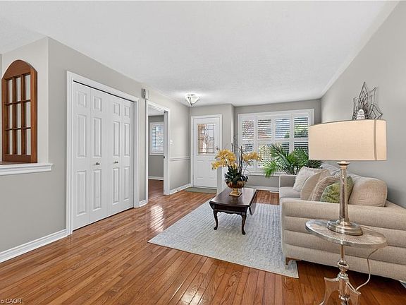 4th image of 165 Main St E #13