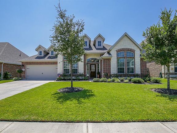 Well maintained & nice curb appeal