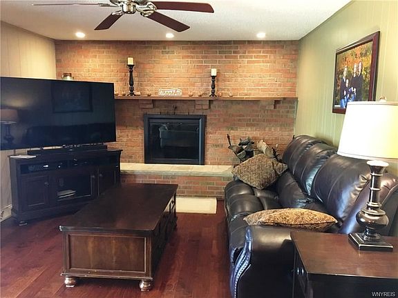 2nd image of 32 Sleepy Hollow Ln