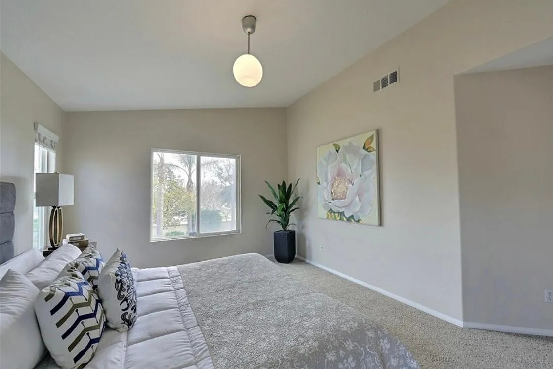 1 bed, 300 sqft, $899 — Photo 1