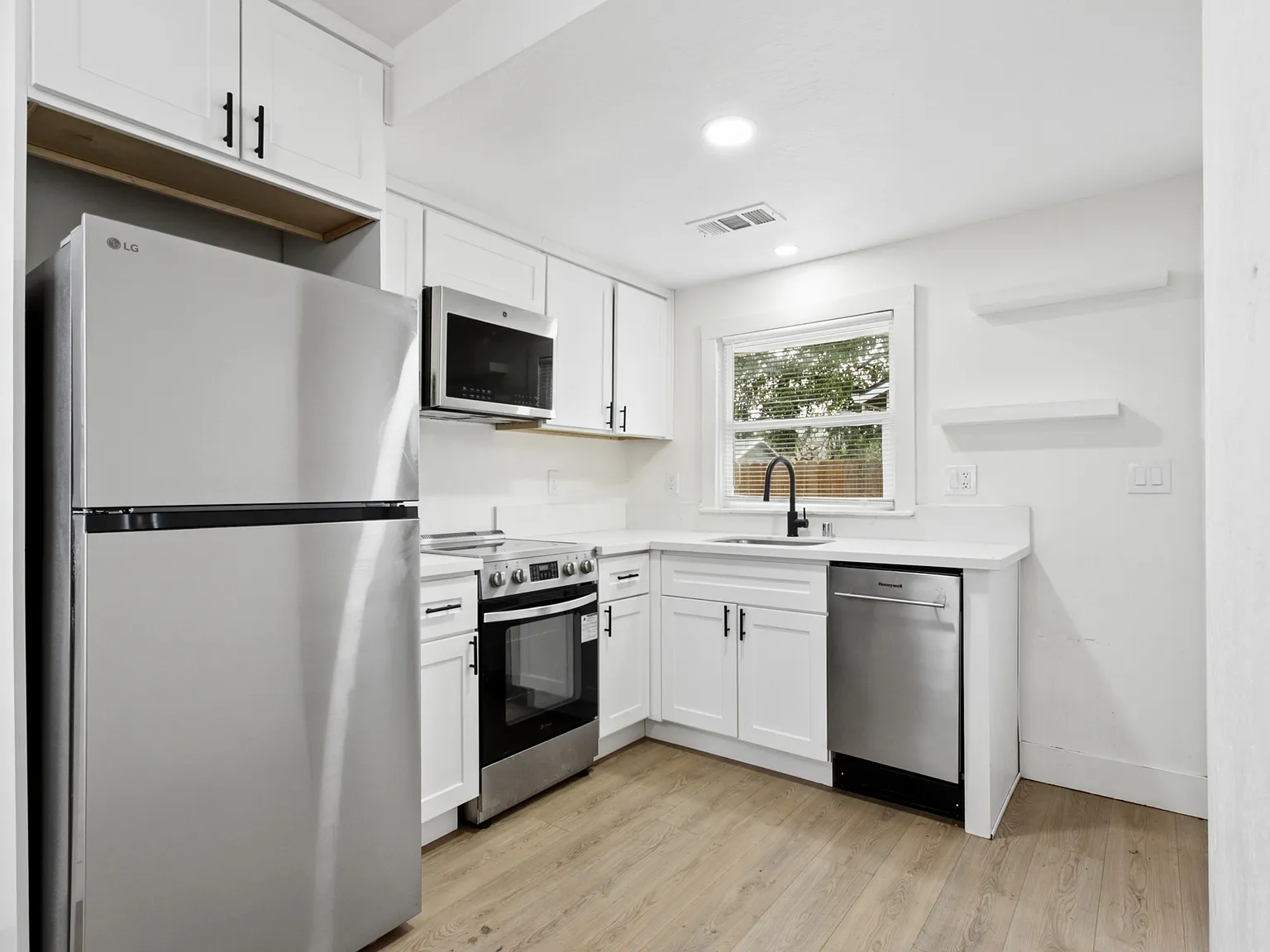 2 bed, 943 sqft, $2,350 — Photo 3
