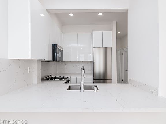 5th image of 3101 Gough St APT 304