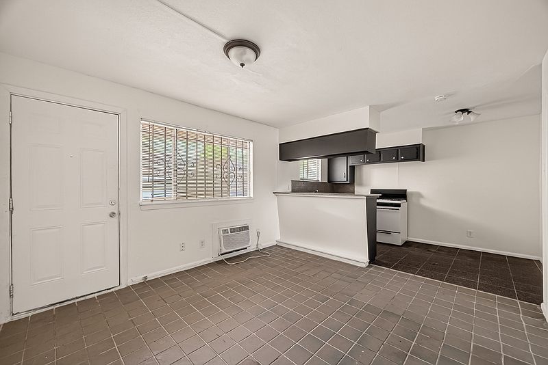 1st image of 2708 Oakcliff St #6