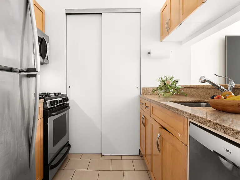 250 E 30th St #14D — Photo 8