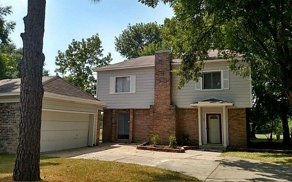3rd image of 225 Palm Aire Dr
